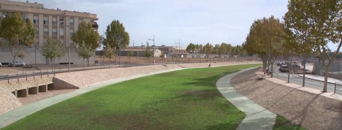 Sunny landscaped park with winding pathway near modern new build 3 bedroom semi-detached villa in Pilar de la Horadada