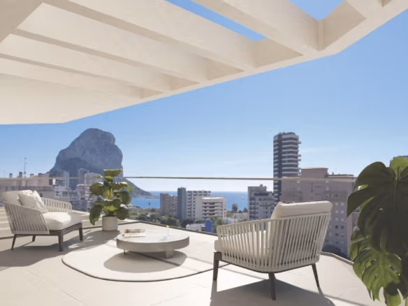 Ruim zonovergoten terras met moderne zithoek en prachtig panoramisch zeezicht bij een elegant appartement met 3 slaapkamers in Calpe.