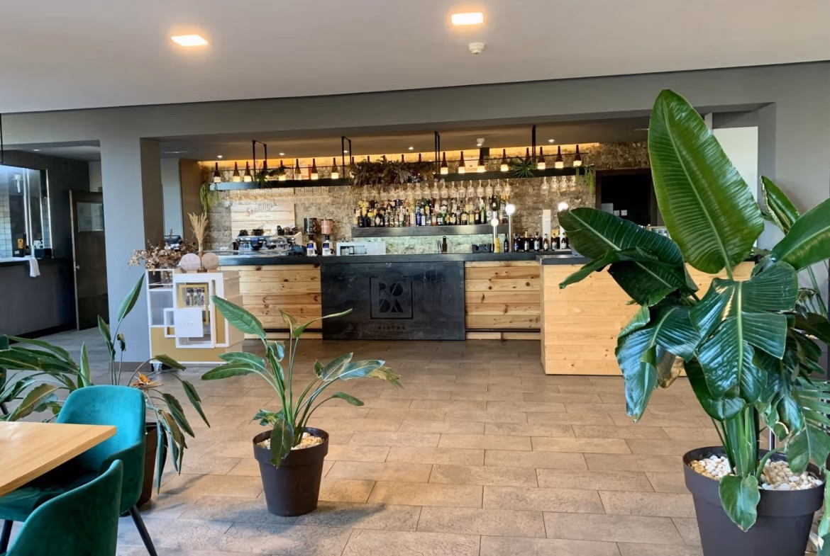 Modern, stylish bar area with lush greenery, spacious open floor plan in a new build 3-bedroom bungalow in Roda Golf, San Javier