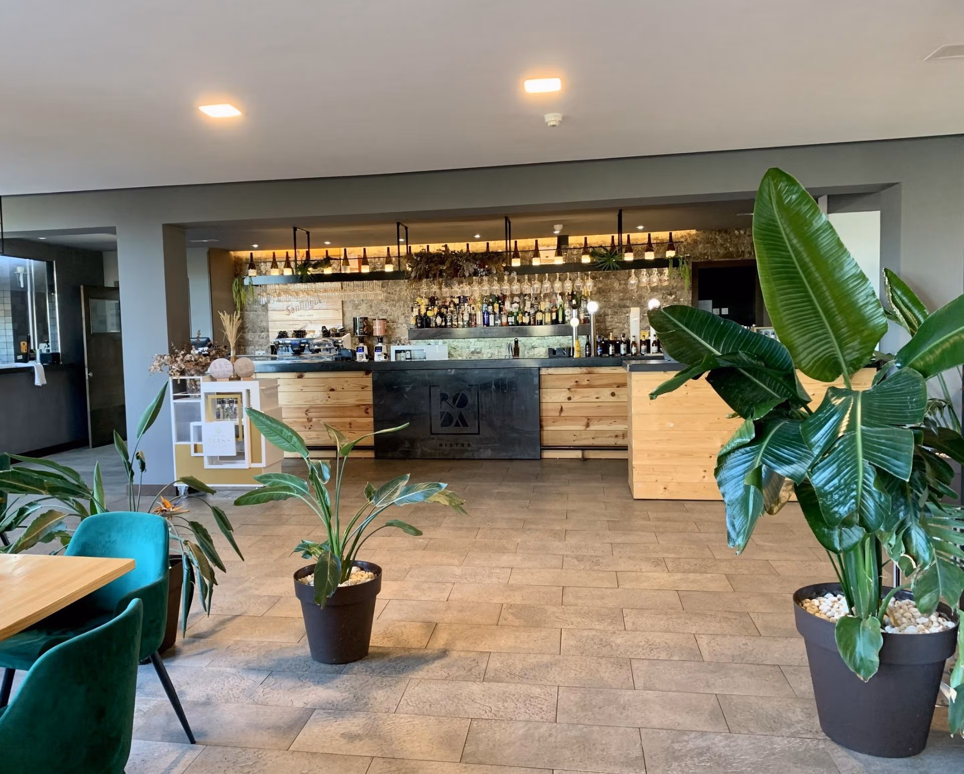 Modern, stylish bar area with lush greenery, spacious open floor plan in a new build 3-bedroom bungalow in Roda Golf, San Javier