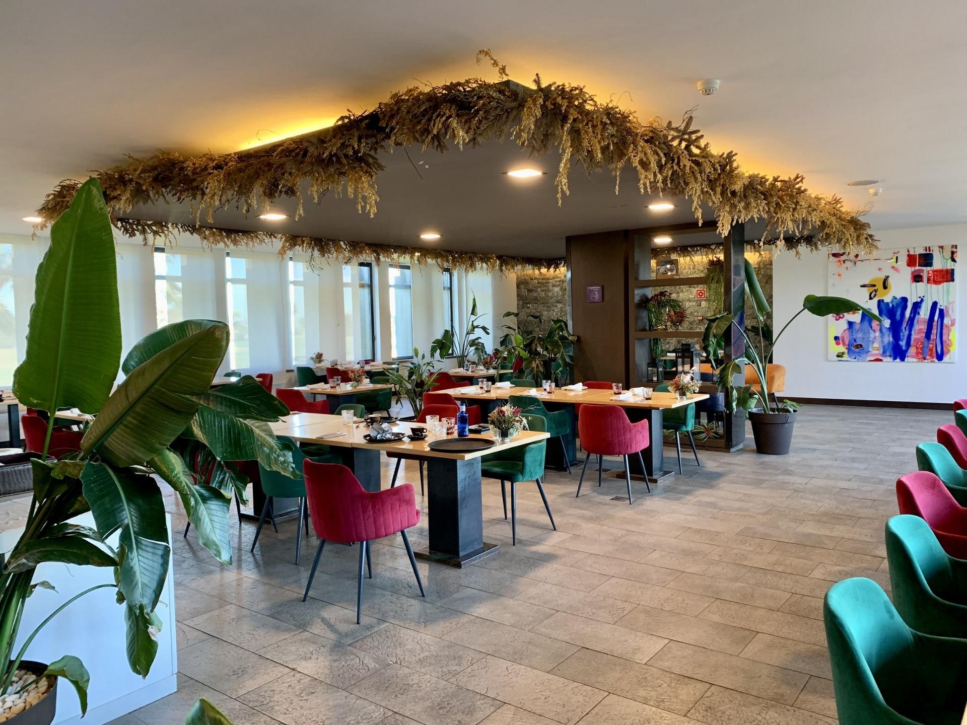 Bright modern dining area with elegant seating and lush plants in luxury 3-bedroom penthouse near Roda Golf, San Javier