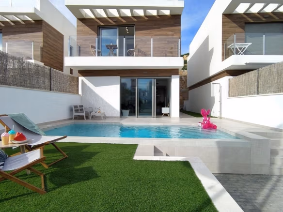 Moderne villa met 3 slaapkamers in Villamartin, een zonovergoten privézwembad, strak vormgegeven terras en stijlvol eigentijds exterieur.