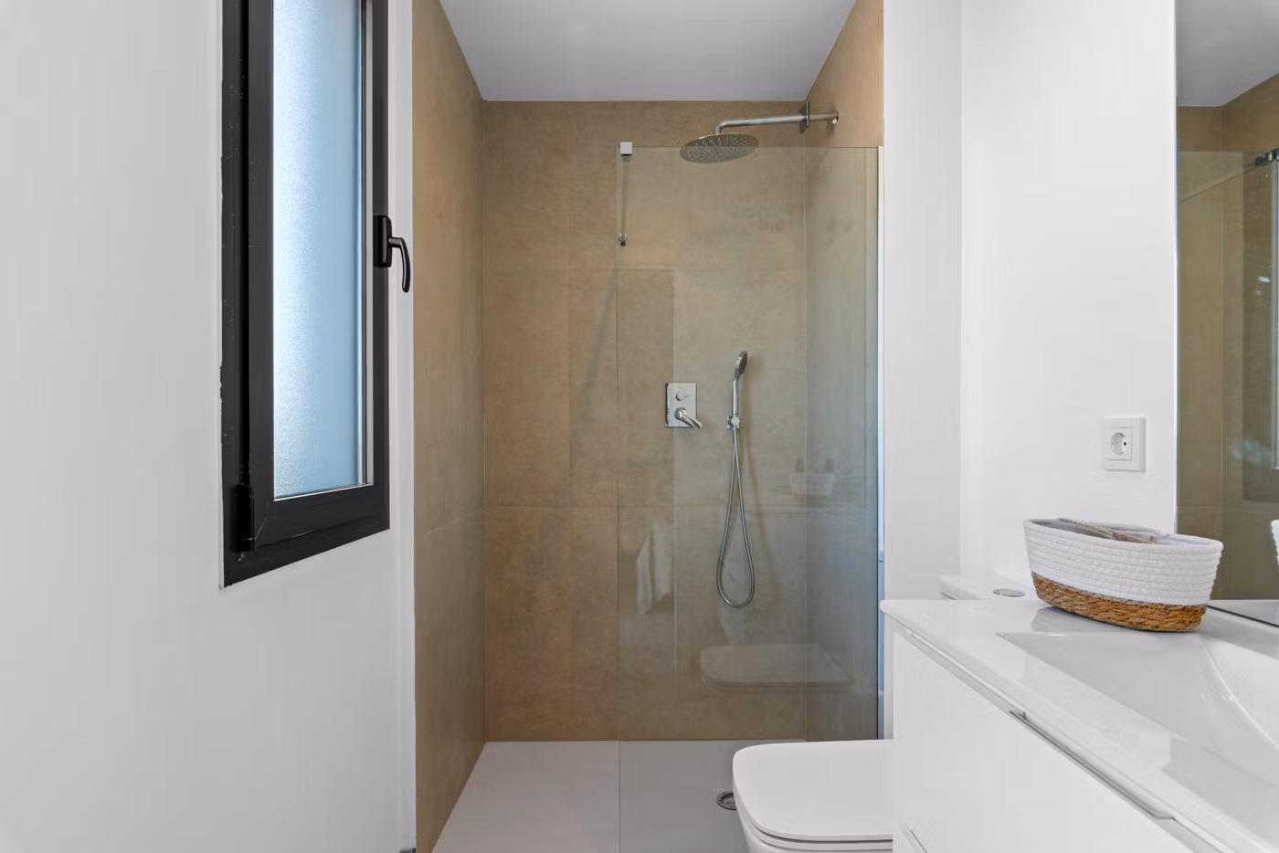 Modern, pristine bathroom with walk-in shower in elevated new build 2 bedroom penthouse in Mar de Cristal