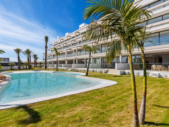 Modern luxe penthousegebouw met weelderige beplanting en een schitterend zwembad in zonnig Mar de Cristal.