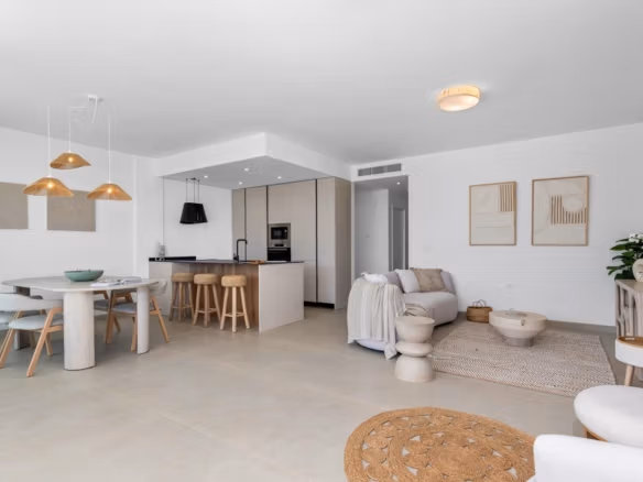 Lichte open woon- en eetruimte met moderne keuken in een verhoogd penthouse met 2 slaapkamers en privé-solarium in Mar de Cristal.