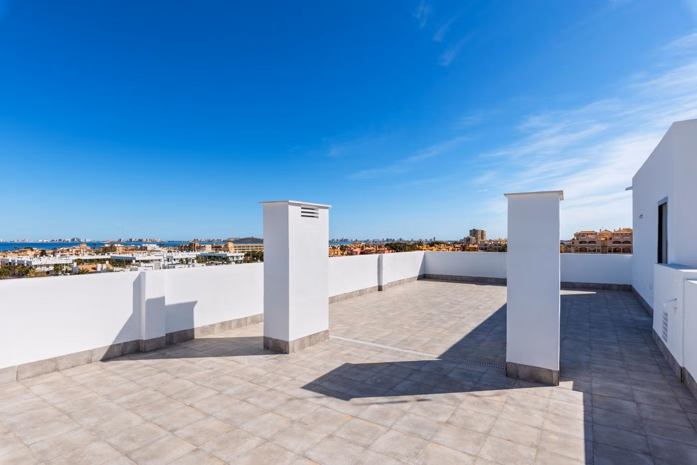 Spacious private sun-drenched solarium with panoramic coastal views in elevated 2-bedroom penthouse new build in Mar de Cristal.