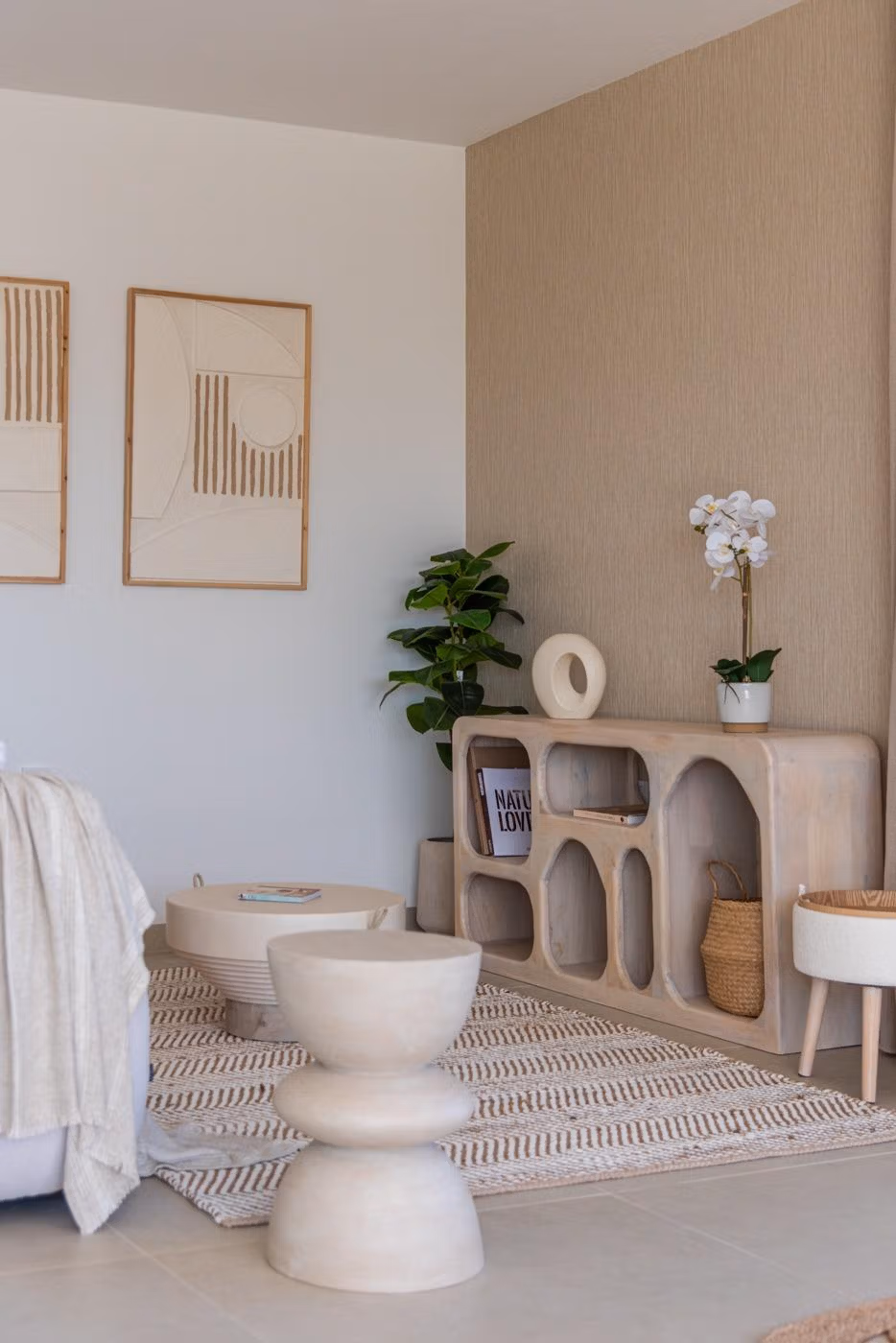 Bright, elegant living area with modern sculptural furniture in a 2-bedroom penthouse in Mar de Cristal.