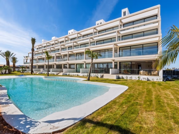 Modernes erhöhtes Penthouse mit 2 Schlafzimmern in Mar de Cristal, großer privater Terrasse, gepflegtem Pool und üppigen Gärten.