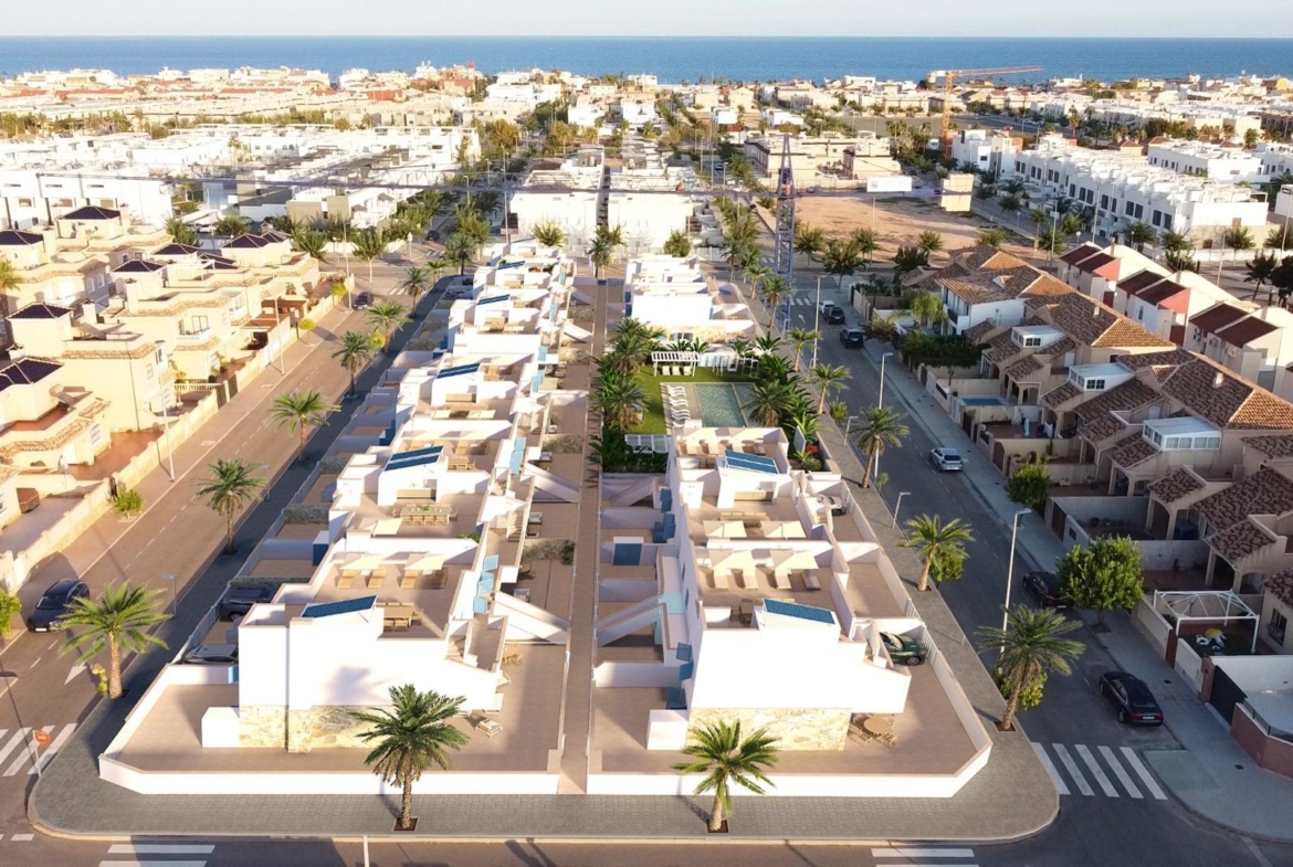 NEW-BUILD-RESIDENTIAL-COMPLEX-IN-TORRE-DE-LA-HORADADA-18 Modern top floor 3-bedroom apartment complex in Torre de la Horadada with sun-drenched terraces and ocean view in the distance.