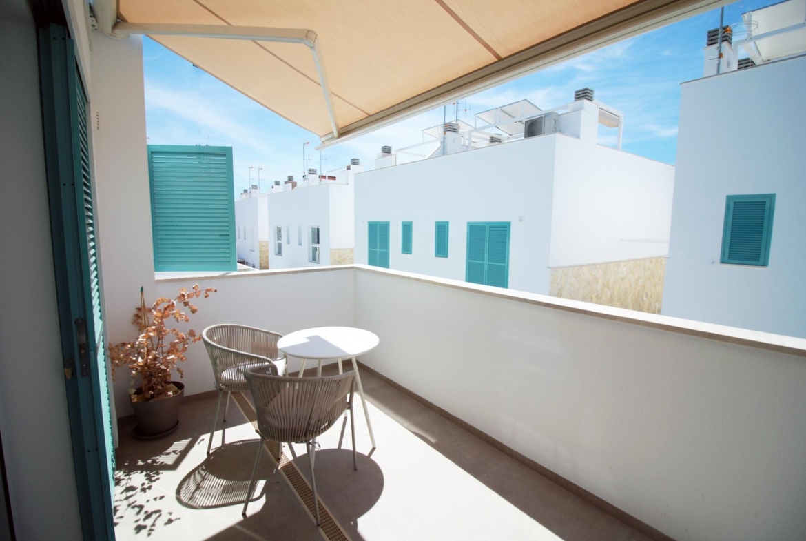 NEW-BUILD-RESIDENTIAL-COMPLEX-IN-TORRE-DE-LA-HORADADA-25 Bright, airy balcony with modern seating and turquoise shutters in a stylish 3-bedroom top floor apartment in Torre de la Horadada.