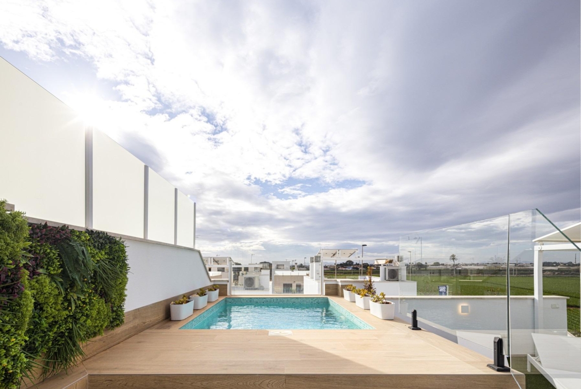 NEW-BUILD-RESIDENTIAL-COMPLEX-IN-TORRE-DE-LA-HORADADA-30 Sun-drenched private pool with sleek glass balustrades and lush greenery on the solarium of a new build 3-bedroom apartment in Torre de la Horadada.