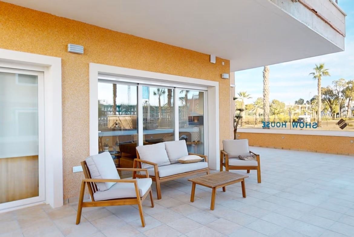 Großzügige sonnige Terrasse mit modernem Außenbereich in einem neuen Erdgeschossapartment mit 3 Schlafzimmern in El Raso, Guardamar del Segura.