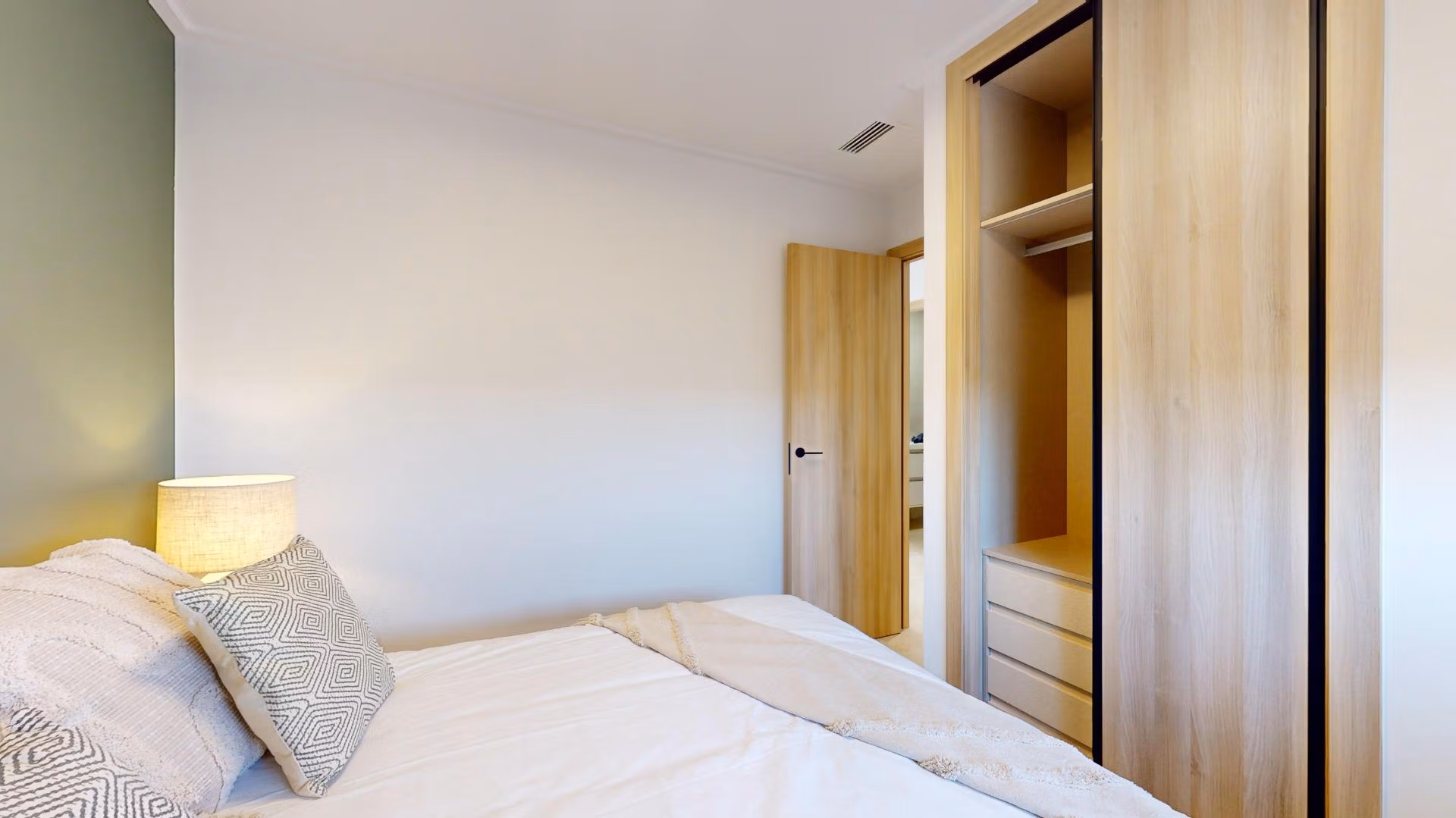 Bright and modern bedroom with built-in wardrobe in a luminous 3-bedroom penthouse in El Raso, Guardamar del Segura.