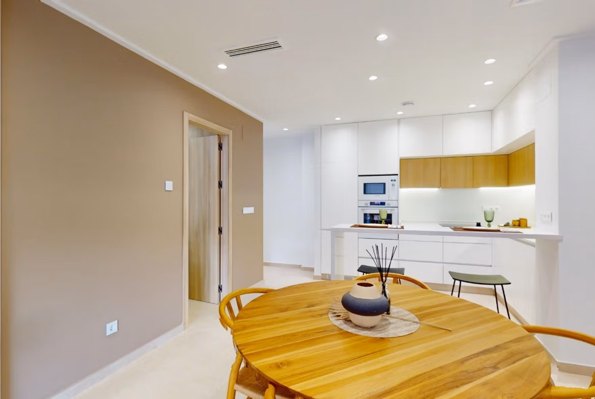 Bright modern open-plan kitchen and dining area in inviting new build 3-bedroom ground floor apartment in El Raso, Guardamar del Segura