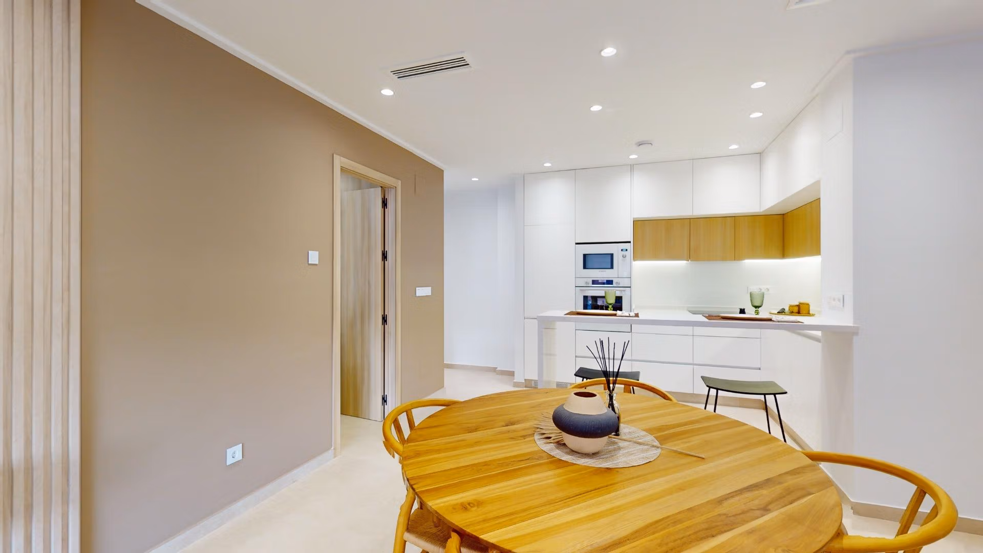 Bright modern open-plan kitchen and dining area in inviting new build 3-bedroom ground floor apartment in El Raso, Guardamar del Segura