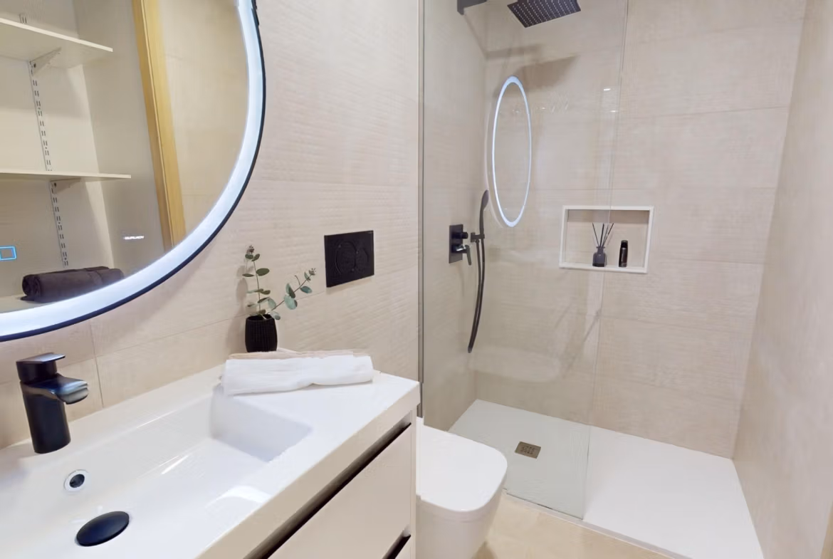Modern, elegant bathroom with walk-in shower in a new 3-bedroom ground floor apartment in El Raso, Guardamar del Segura.