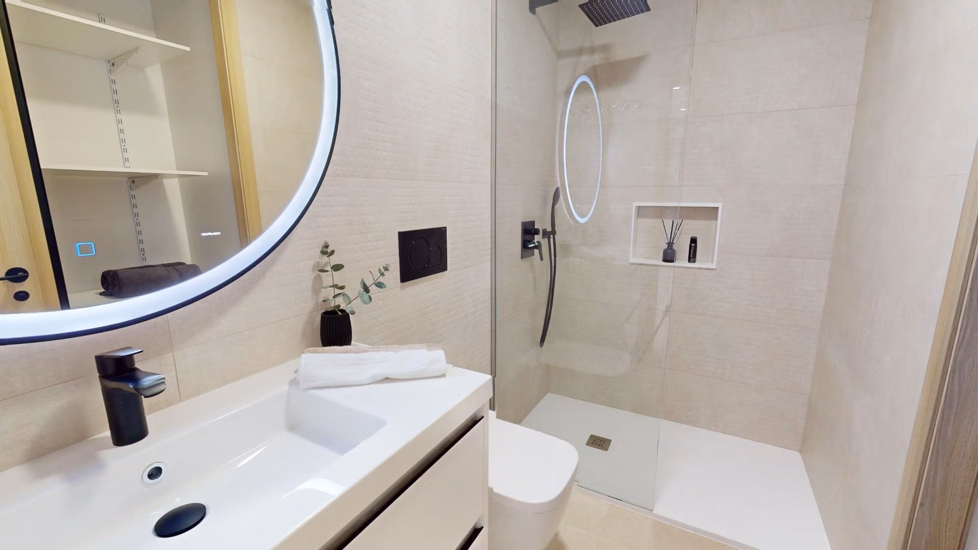 Modern, elegant bathroom with walk-in shower in a new 3-bedroom ground floor apartment in El Raso, Guardamar del Segura.