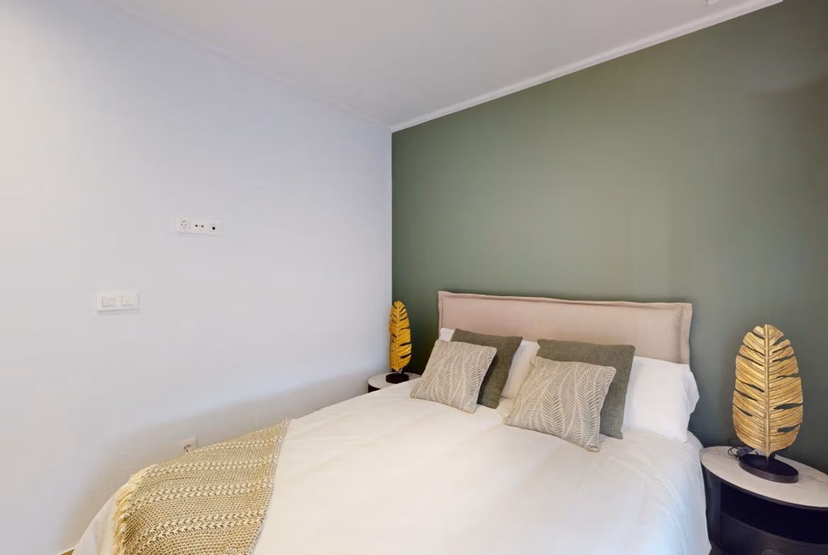 Bright and elegant 3-bedroom ground floor apartment bedroom with modern decor in El Raso, Guardamar del Segura.