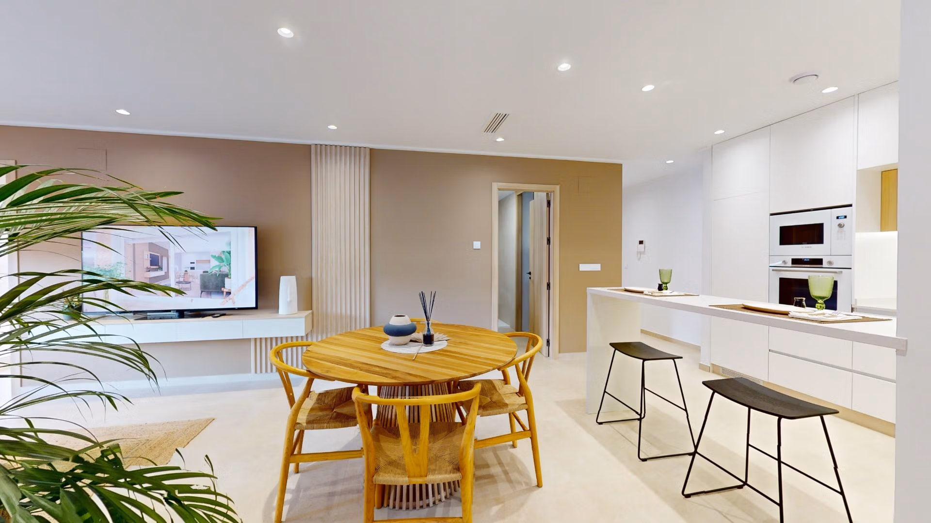 Bright modern open-plan kitchen and dining area in a new 3-bedroom ground floor apartment with private garden in El Raso, Guardamar del Segura