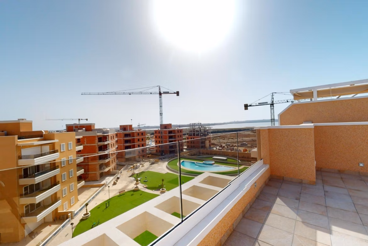 Großzügige sonnige Terrasse mit Glasbalustrade in hellem Penthouse mit 3 Schlafzimmern und Solarium, El Raso, Guardamar del Segura