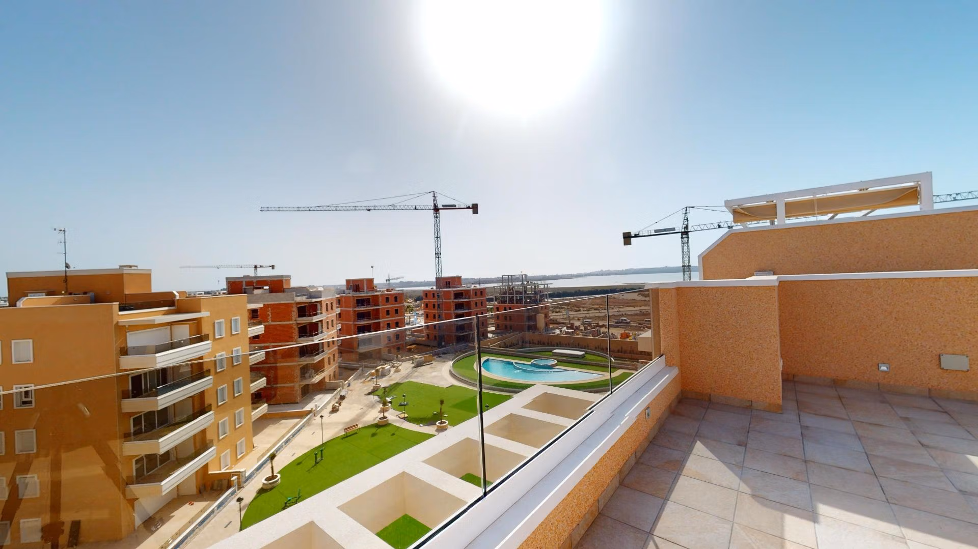Großzügige sonnige Terrasse mit Glasbalustrade in hellem Penthouse mit 3 Schlafzimmern und Solarium, El Raso, Guardamar del Segura
