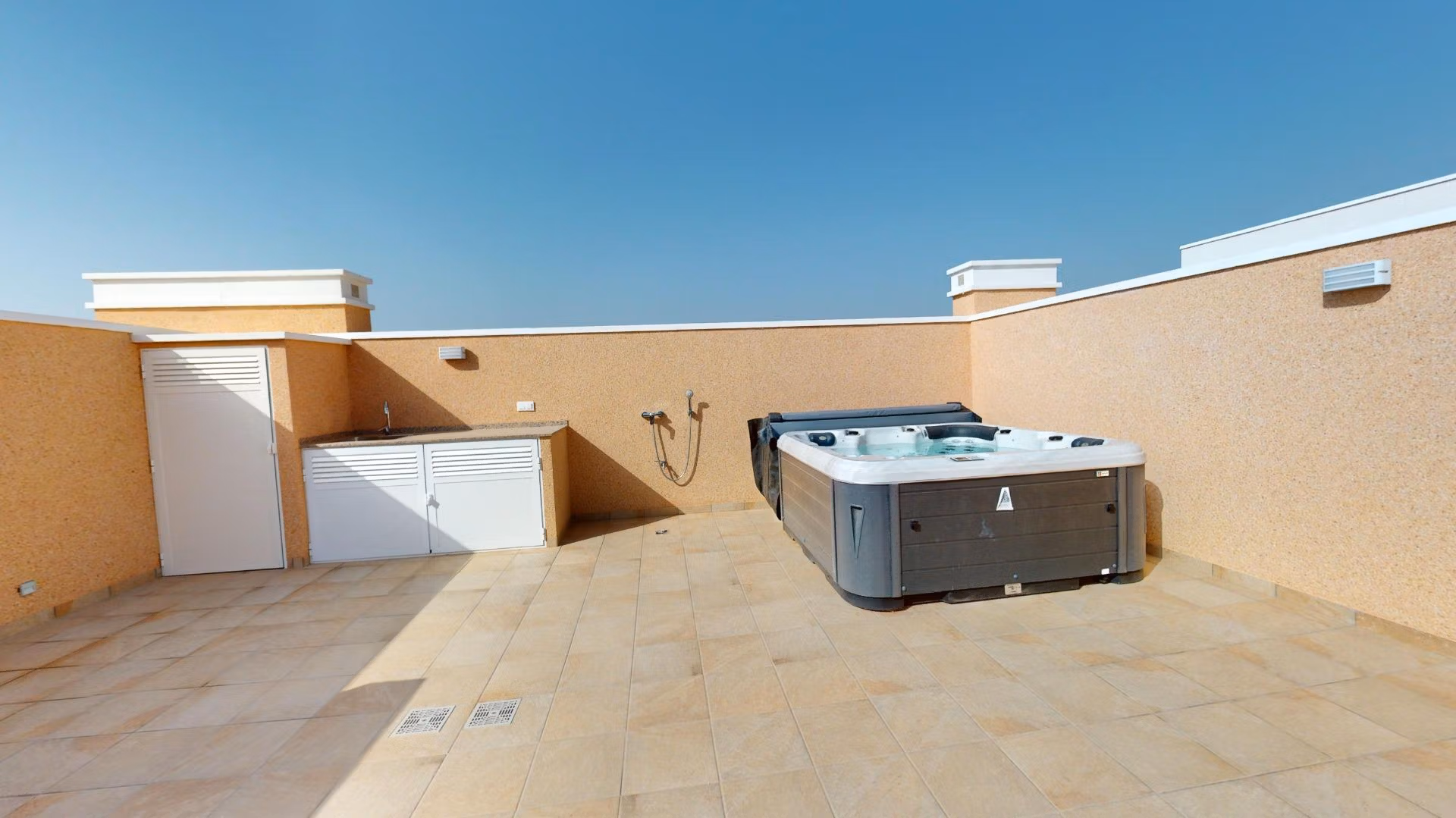 Spacious sun-drenched solarium with private hot tub in luminous new build 3-bedroom penthouse in El Raso, Guardamar del Segura