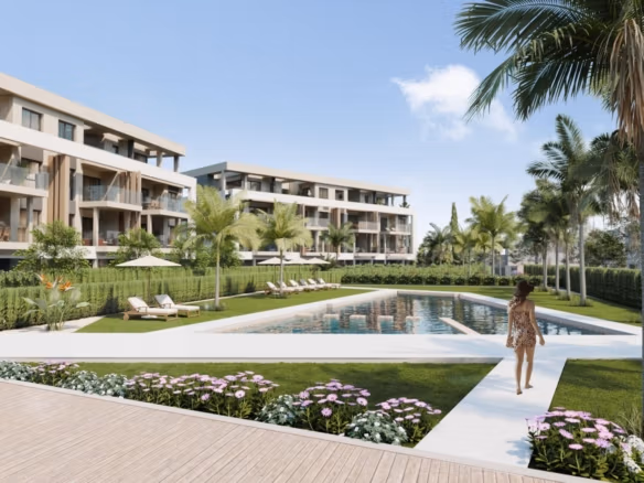 Zonovergoten aangelegde zwembadzone met palmbomen en moderne gebouwen bij het penthouse met 3 slaapkamers in Santa Rosalía Lake and Life Resort