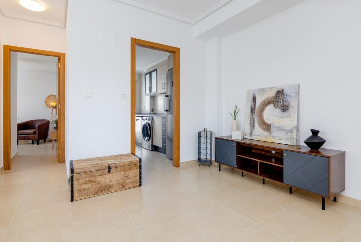 Bright and spacious living area with modern kitchen view in a key ready 3-bedroom villa in El Oasis, San Fulgencio