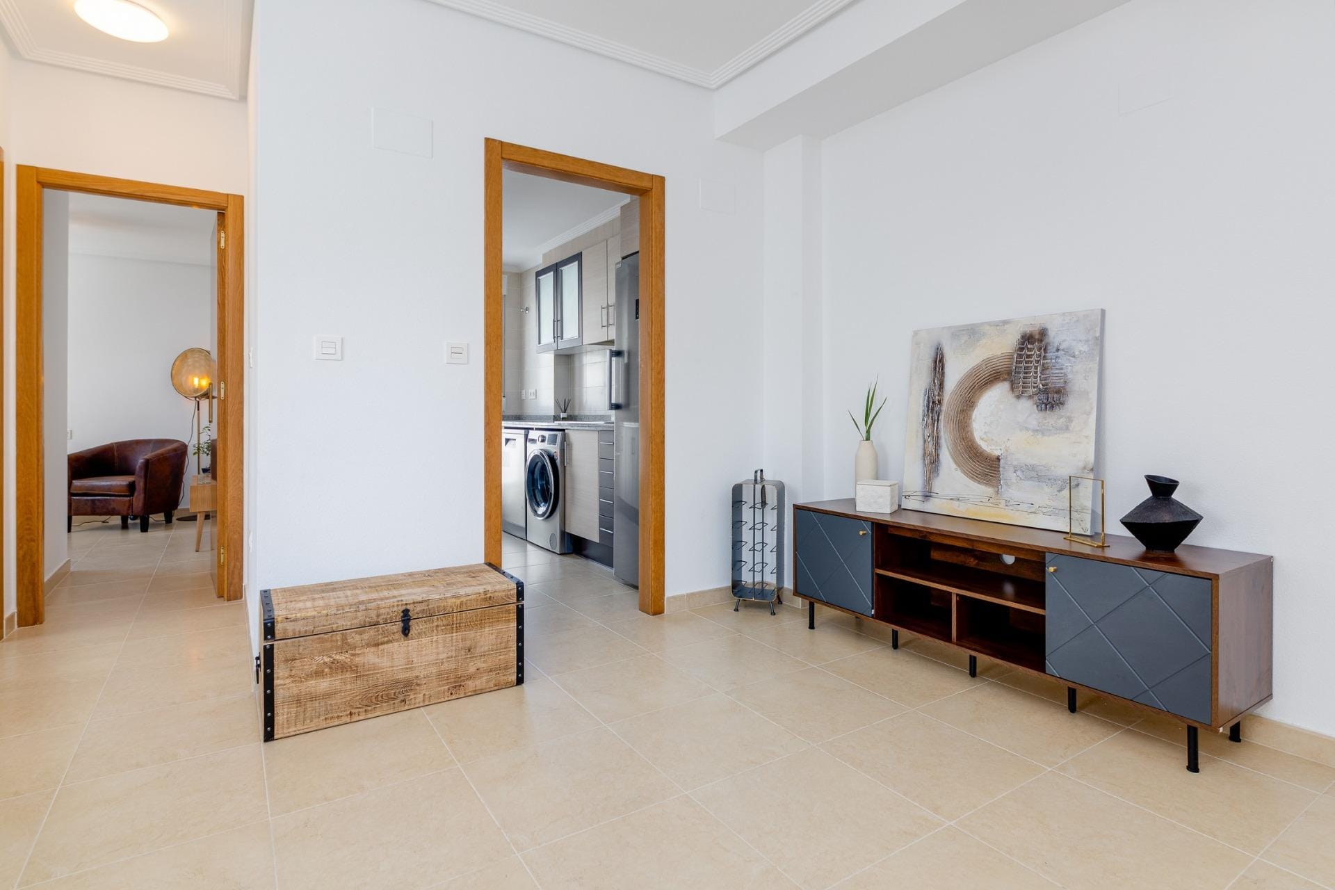 NEW-BUILD-RESIDENTIAL-IN-SAN-FULGENCIO-11 Bright and spacious living area with modern kitchen view in a key ready 3-bedroom villa in El Oasis, San Fulgencio