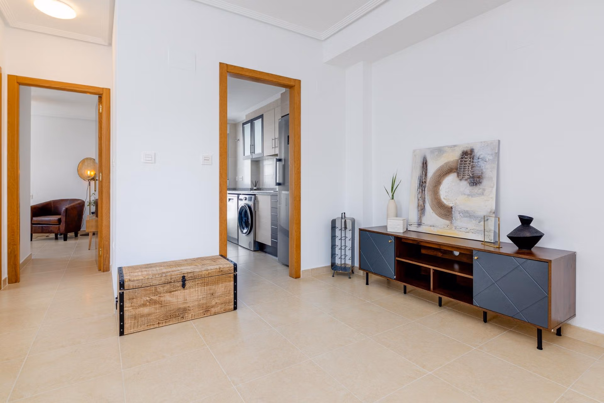 NEW-BUILD-RESIDENTIAL-IN-SAN-FULGENCIO-11 Bright and spacious living area with modern kitchen view in a key ready 3-bedroom villa in El Oasis, San Fulgencio