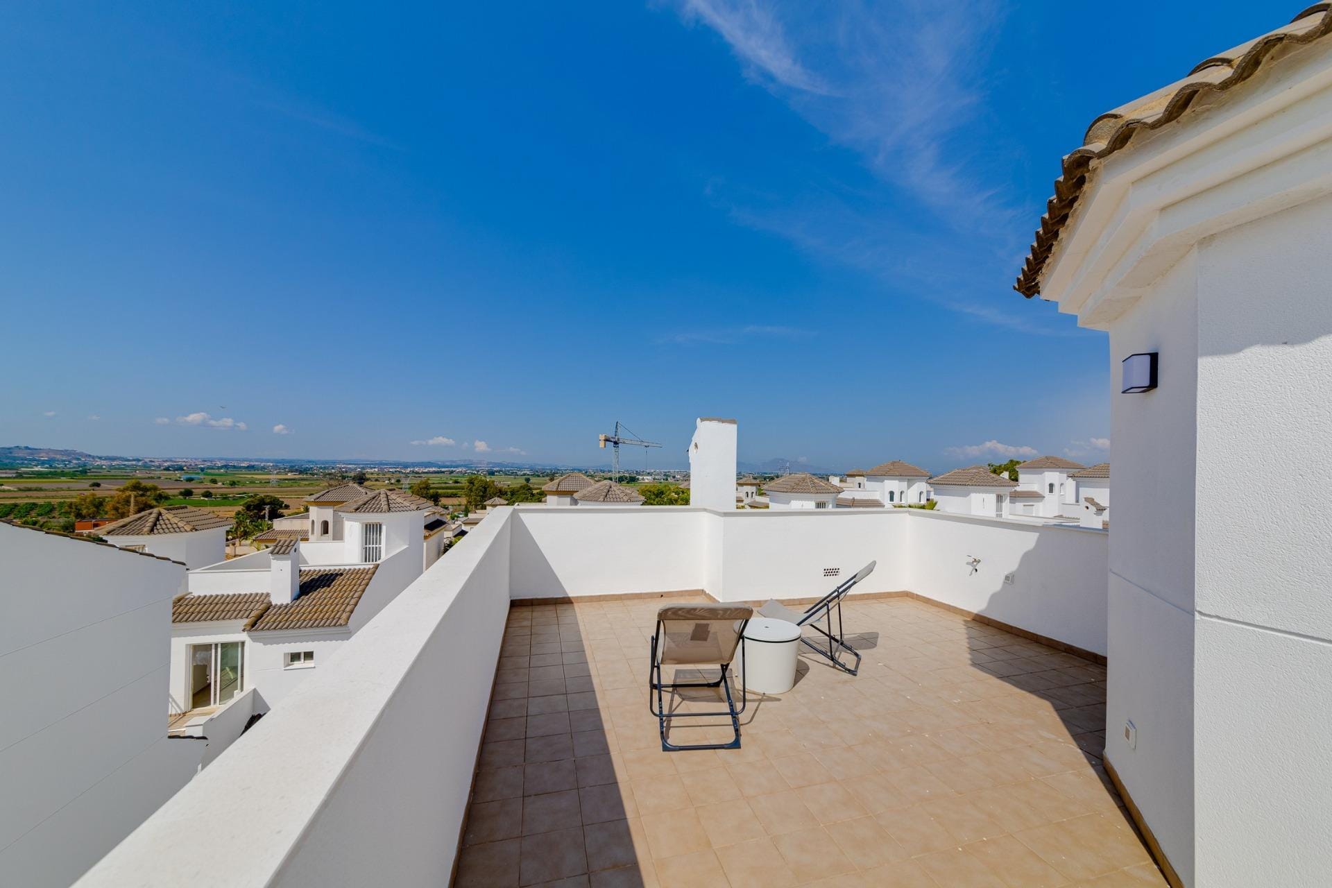 NEW-BUILD-RESIDENTIAL-IN-SAN-FULGENCIO-25 Sun-drenched solarium terrace with panoramic views at key ready 3 bedroom villa in El Oasis, San Fulgencio