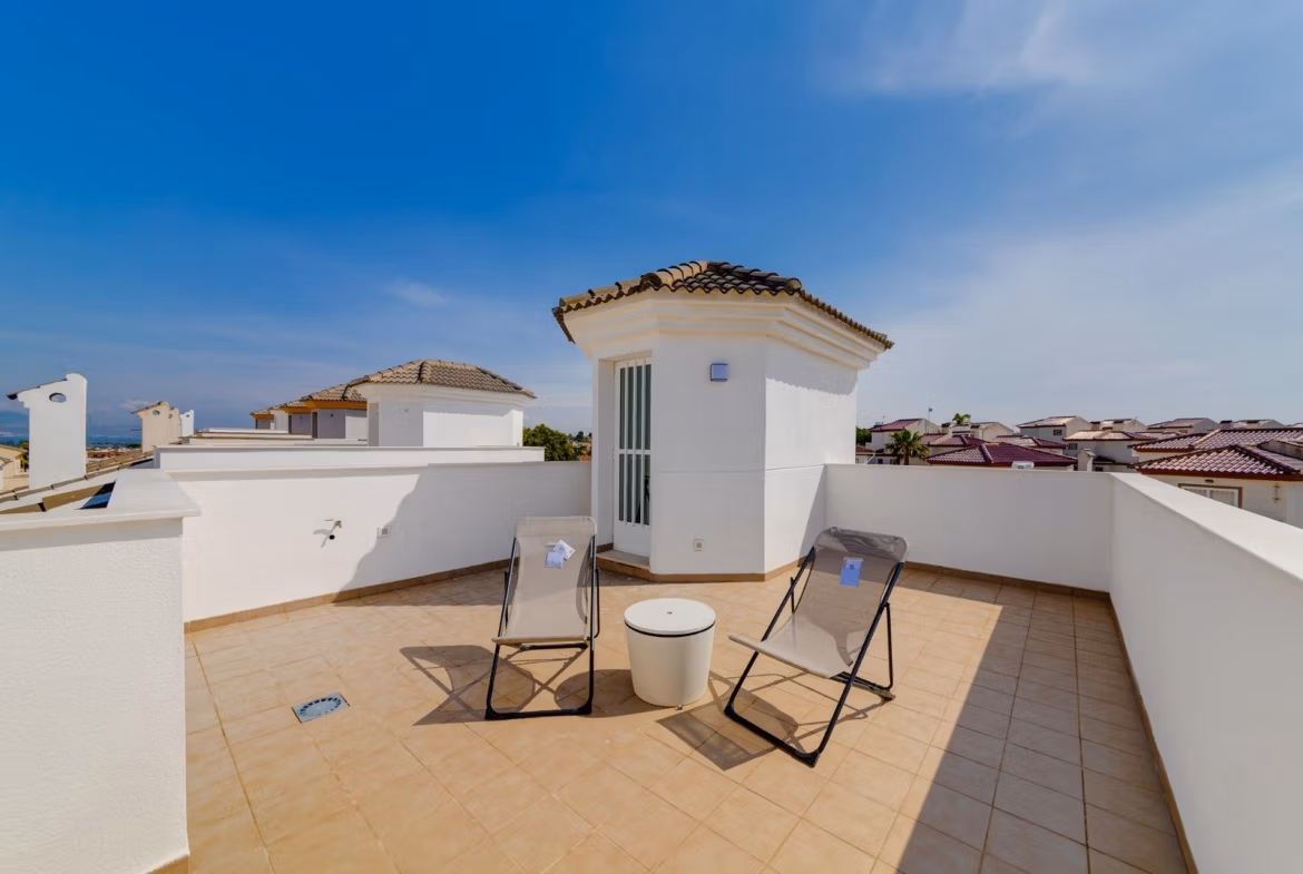 Spacious sun-drenched solarium with modern seating on a 3-bedroom villa in exclusive El Oasis, San Fulgencio.