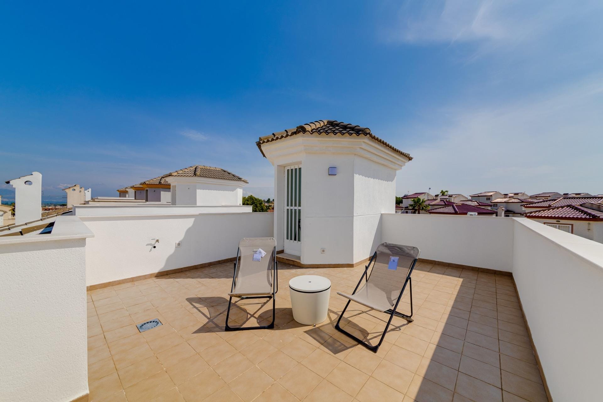 NEW-BUILD-RESIDENTIAL-IN-SAN-FULGENCIO-26 Spacious sun-drenched solarium with modern seating on a 3-bedroom villa in exclusive El Oasis, San Fulgencio.