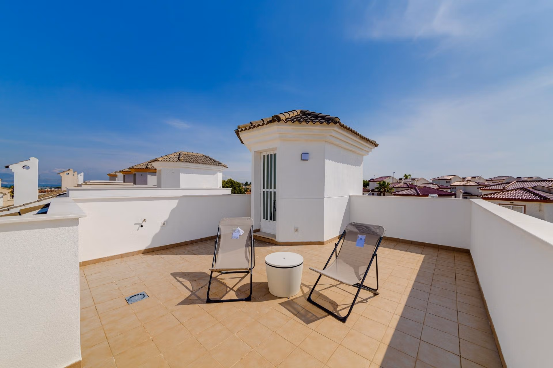 NEW-BUILD-RESIDENTIAL-IN-SAN-FULGENCIO-26 Spacious sun-drenched solarium with modern seating on a 3-bedroom villa in exclusive El Oasis, San Fulgencio.