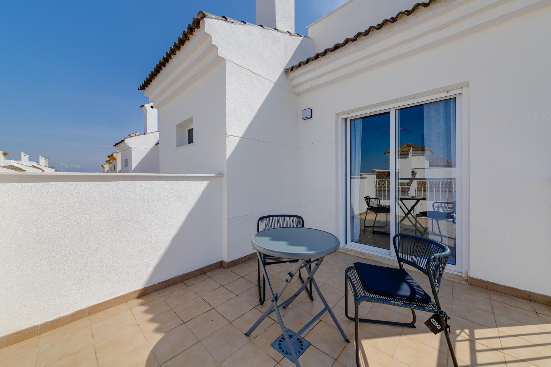 NEW-BUILD-RESIDENTIAL-IN-SAN-FULGENCIO-27 Bright, private solarium terrace with modern outdoor seating at a key-ready 3-bedroom villa in El Oasis, San Fulgencio.