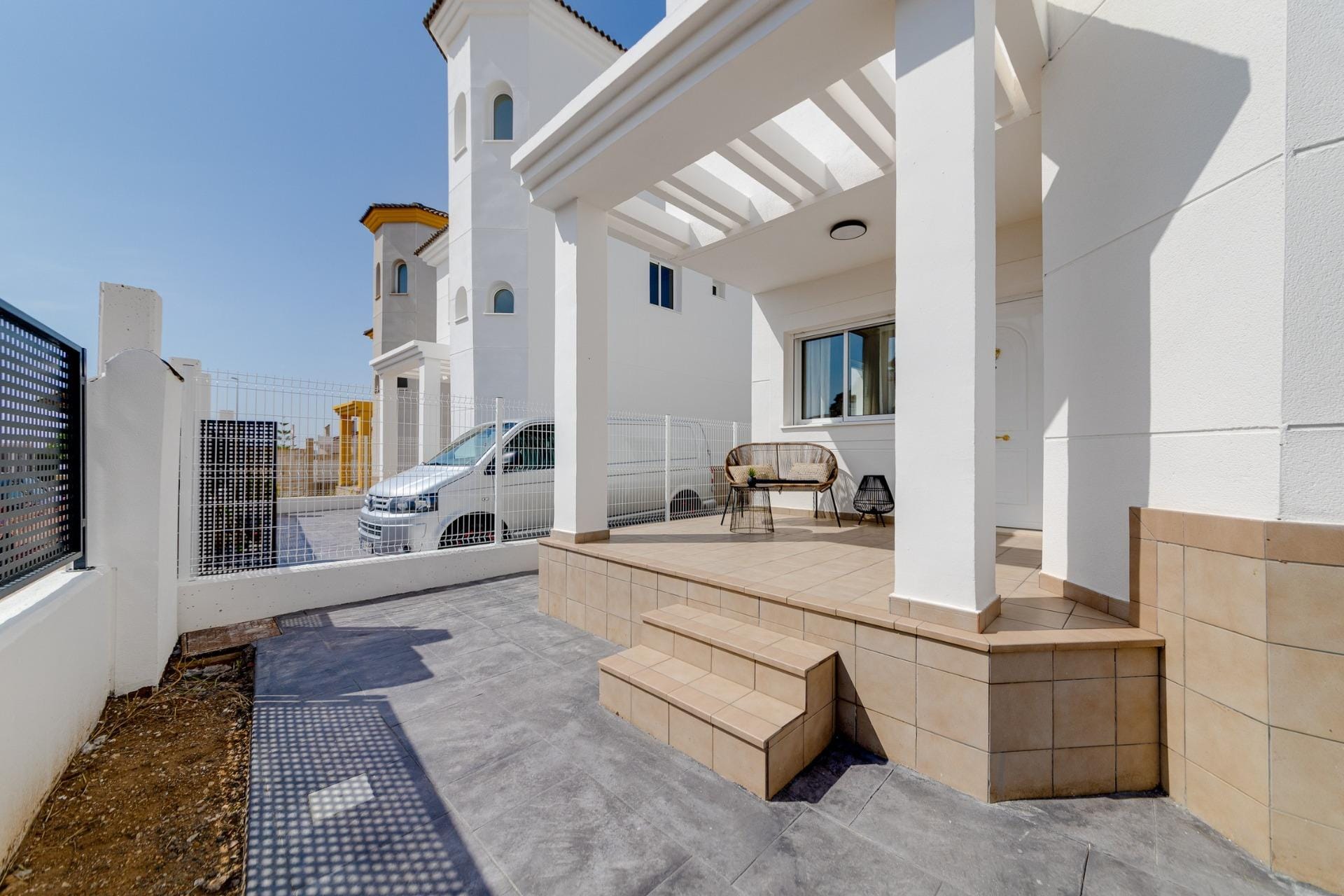NEW-BUILD-RESIDENTIAL-IN-SAN-FULGENCIO-29 Bright, modern entrance terrace of a key ready 3 bedroom villa with garden in El Oasis, San Fulgencio.