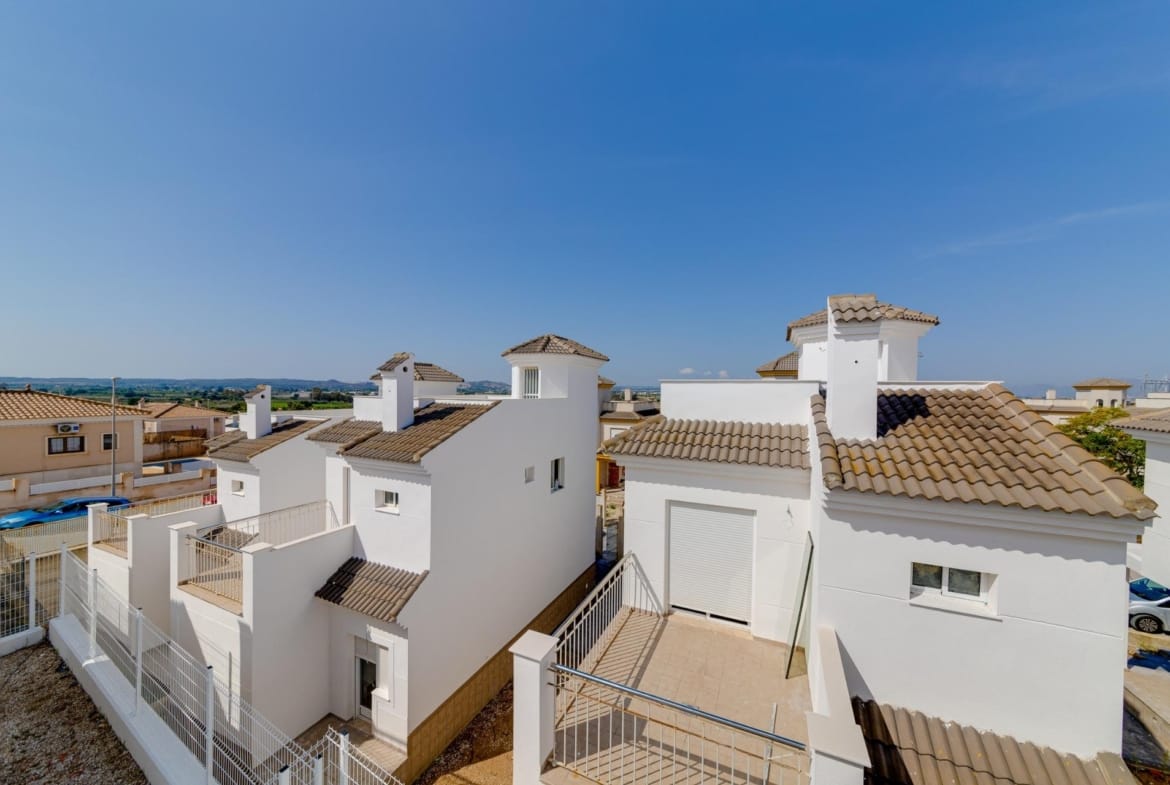 Modern 3 bedroom villa with sun-drenched solarium and panoramic views in El Oasis, San Fulgencio.