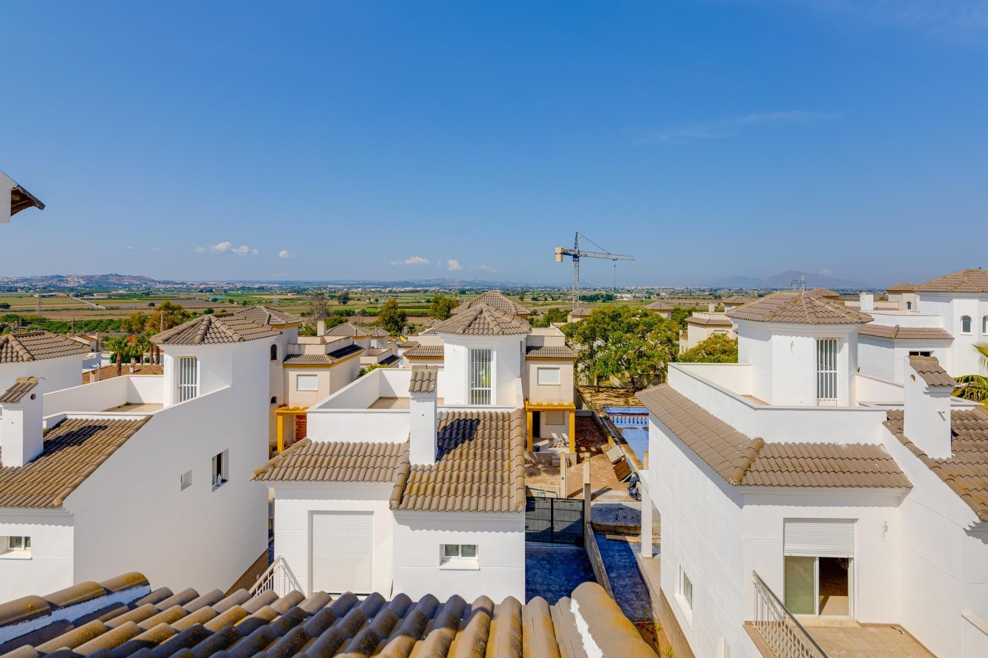 NEW-BUILD-RESIDENTIAL-IN-SAN-FULGENCIO-32 Spacious white 3 bedroom villas with tiled roofs and scenic countryside views in El Oasis, San Fulgencio.
