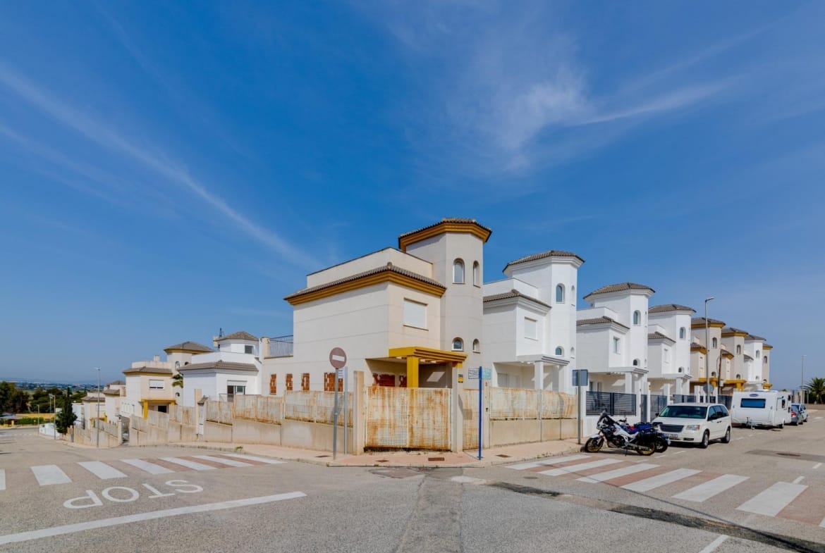Bright modern 3-bedroom villa with garden and solarium in El Oasis, San Fulgencio, featuring spacious terraces and panoramic sky views.