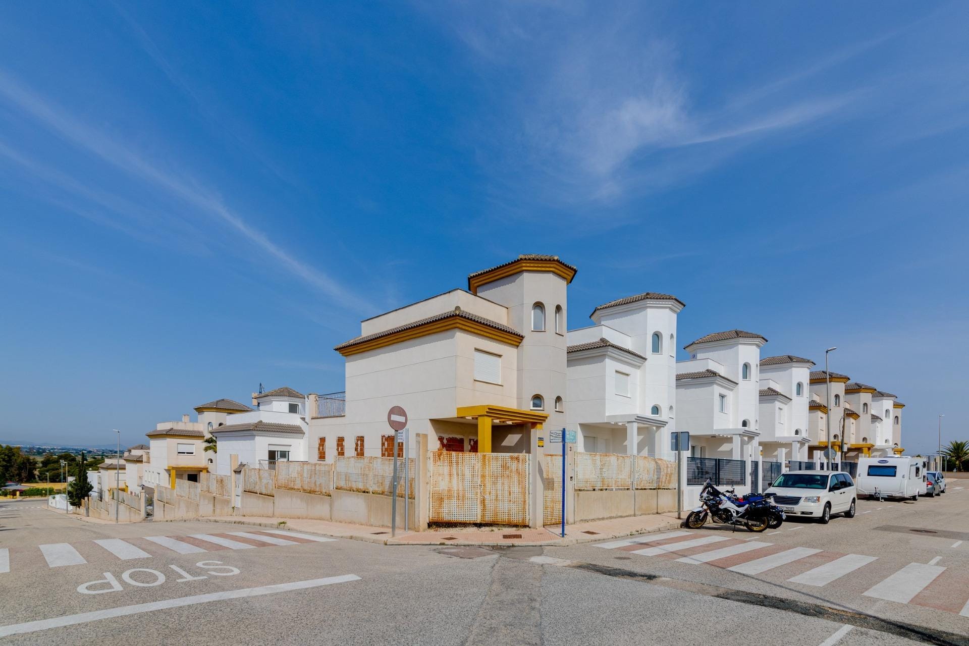 NEW-BUILD-RESIDENTIAL-IN-SAN-FULGENCIO-37 Bright modern 3-bedroom villa with garden and solarium in El Oasis, San Fulgencio, featuring spacious terraces and panoramic sky views.