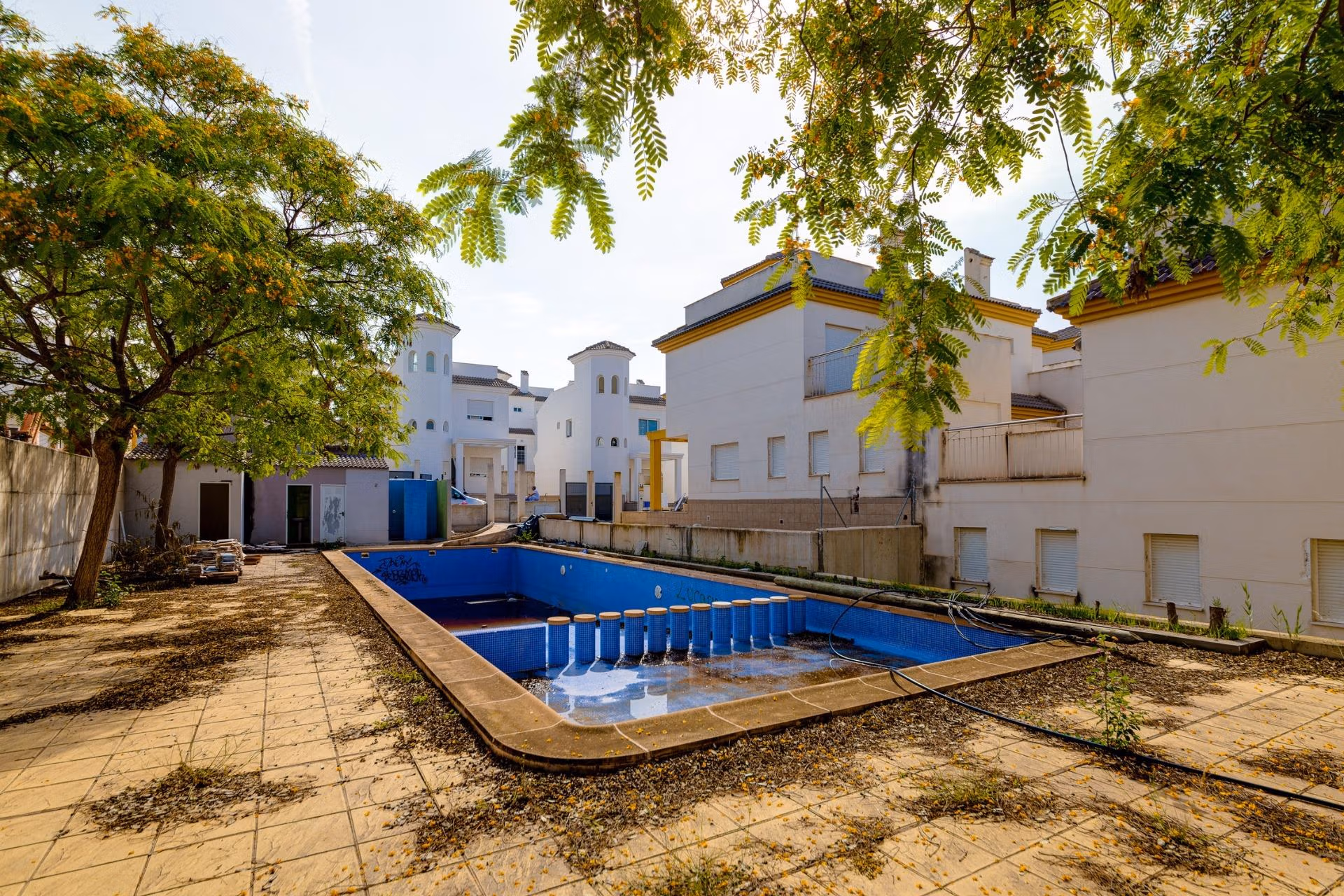 NEW-BUILD-RESIDENTIAL-IN-SAN-FULGENCIO-38 Spacious exterior of key ready 2 bedroom semi-detached villa with private empty pool and shaded urban garden in El Oasis La Marina Urbanisation