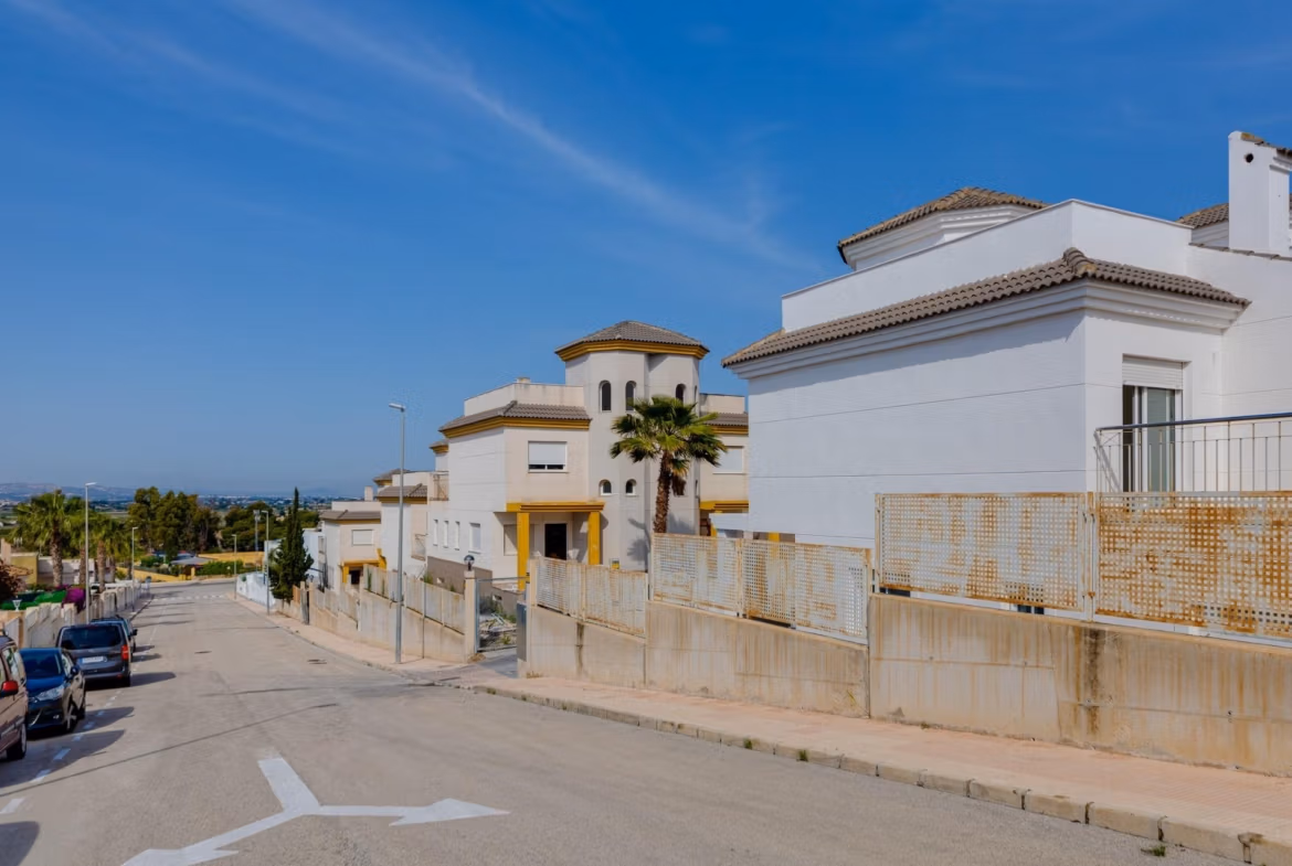 NEW-BUILD-RESIDENTIAL-IN-SAN-FULGENCIO-44 Bright, modern 2 bedroom semi-detached villa with elegant facade in peaceful El Oasis La Marina urbanisation.