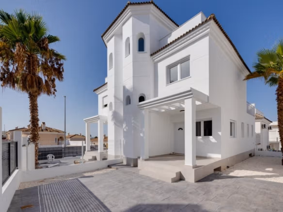 Elegant white 3-bedroom villa with spacious terrace and palm-fringed exterior in sunny El Oasis, San Fulgencio.