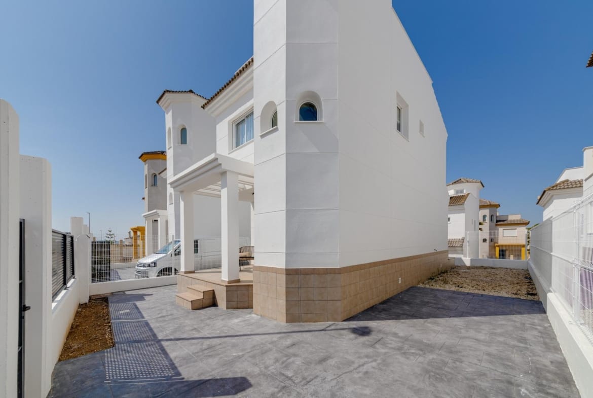 Modern white 3-bedroom villa exterior with spacious driveway and private garden in sunny El Oasis, San Fulgencio.