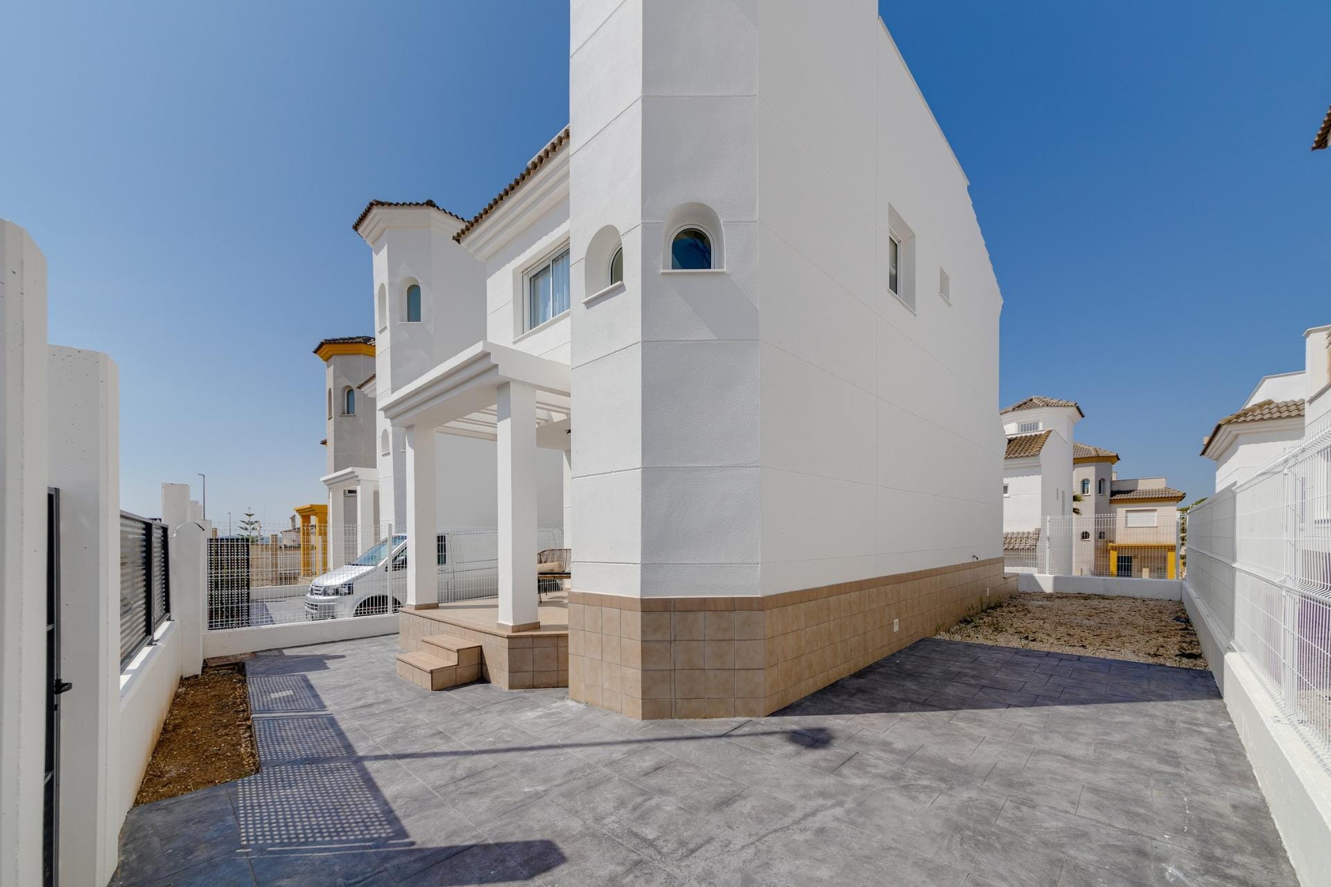 NEW-BUILD-RESIDENTIAL-IN-SAN-FULGENCIO-5 Modern white 3-bedroom villa exterior with spacious driveway and private garden in sunny El Oasis, San Fulgencio.