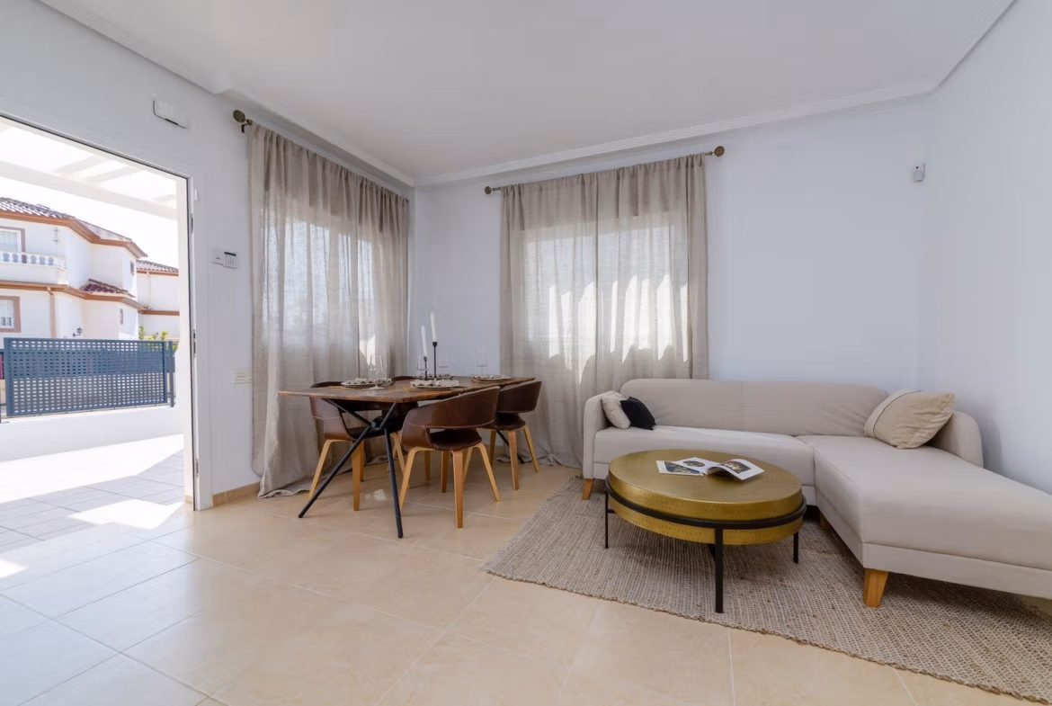 Bright and airy living and dining area in a key ready 3-bedroom villa with garden in El Oasis, San Fulgencio.