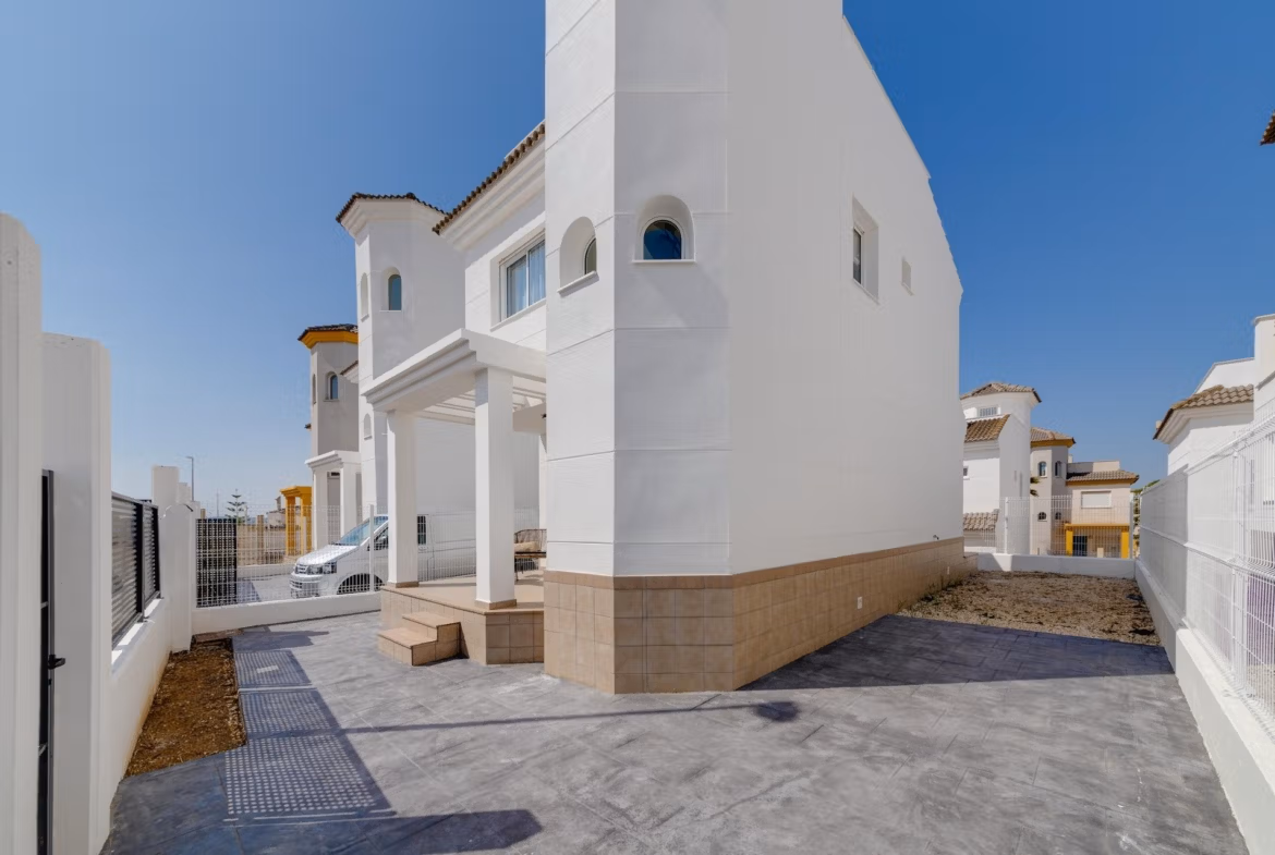 NEW-BUILD-RESIDENTIAL-IN-SAN-FULGENCIO-8 Modern bright 2 bedroom semi-detached villa exterior with spacious driveway in El Oasis La Marina Urbanisation