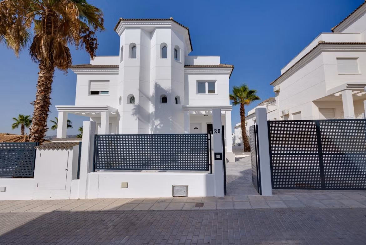 NYBYGGT BOSTADSOMRÅDE I SAN FULGENCIO Elegant vit parvilla med två sovrum och modern grindförsedd entré i soliga El Oasis La Marina Urbanisation.