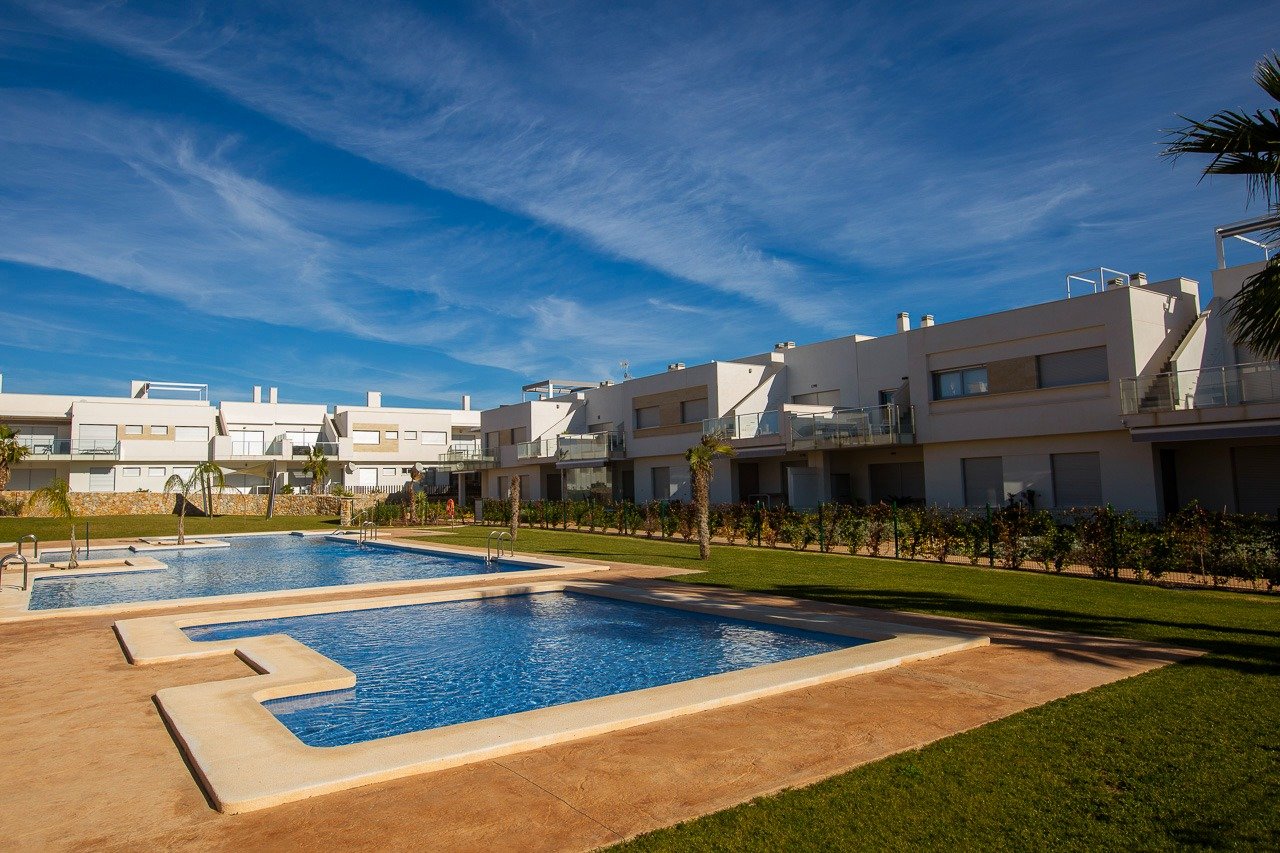 Modern top floor 2-bedroom apartment in Vistabella Golf with a sun-drenched pool and landscaped gardens in Orihuela.