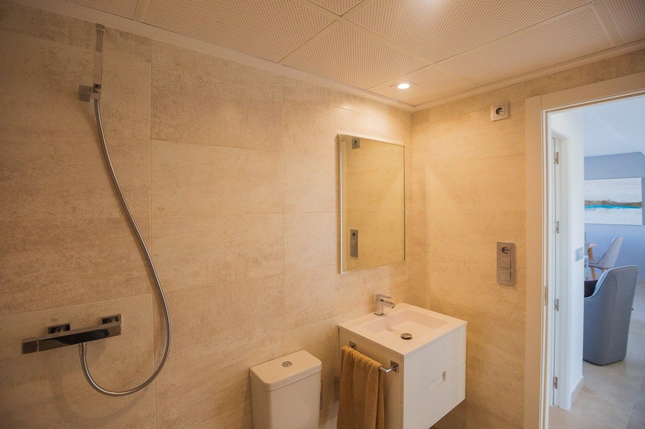 Bright modern bathroom with sleek fixtures in a luxury 2-bedroom top floor apartment at Vistabella Golf, Orihuela.